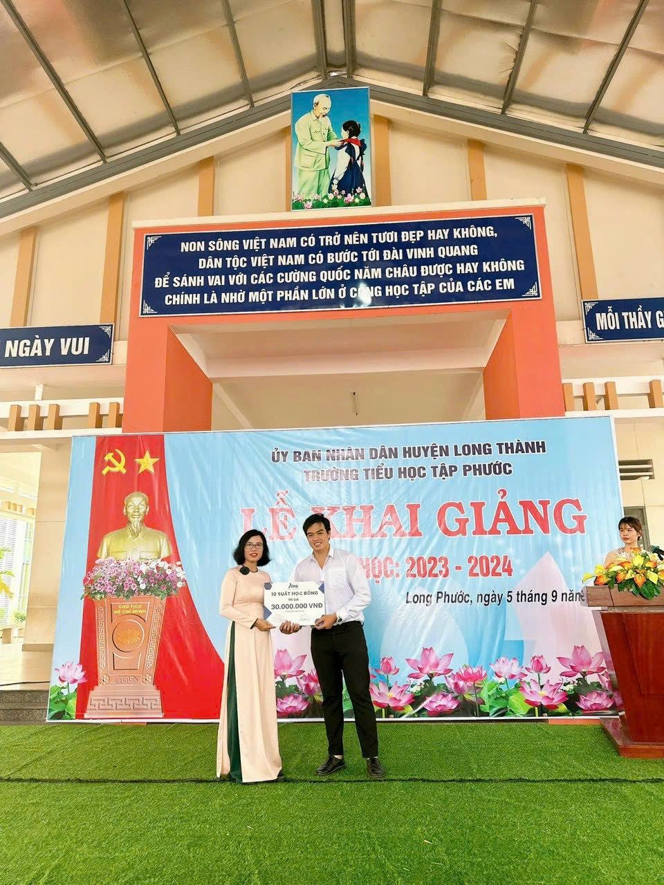 Kỷ niệm cùng Hiệu trưởng
